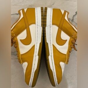 Nikes Low Dunk Next Nature ‘Gold Phantom’ (Women’s)